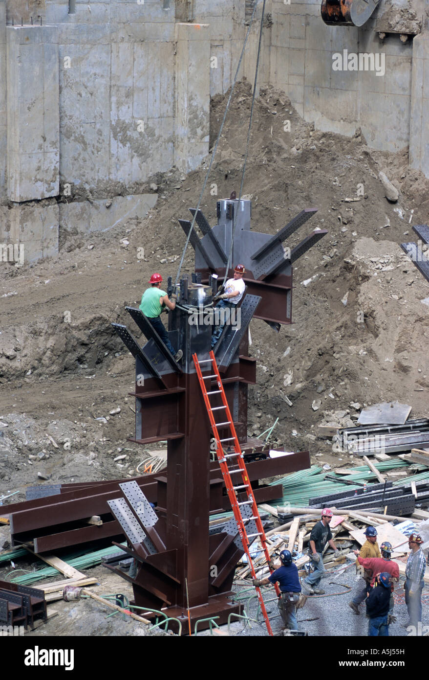 Octobre 2000 travailleurs en fer décrocher 24 000 pound colonne de soutien pour la construction de maisons au hasard à 1540 Broadway à New York City. Banque D'Images