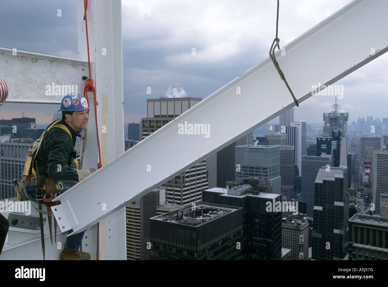 Iron Worker Jimmy Sweeney travaille 675 pieds au-dessus du sol au hasard de la construction au 1540 Broadway à New York City Banque D'Images