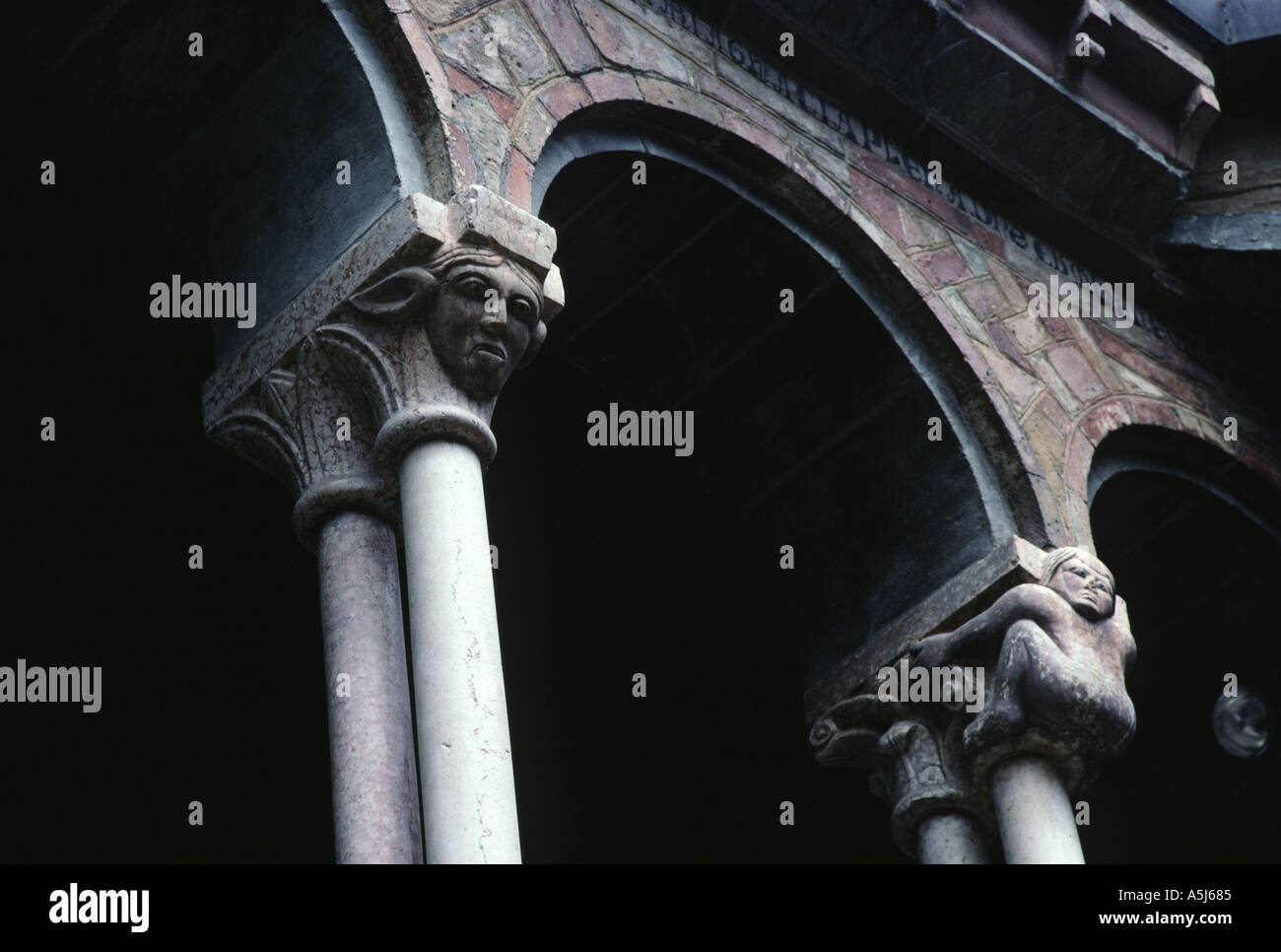 Détail de gargoyle en cour à l'église St Stephens Bologna Italie Banque D'Images