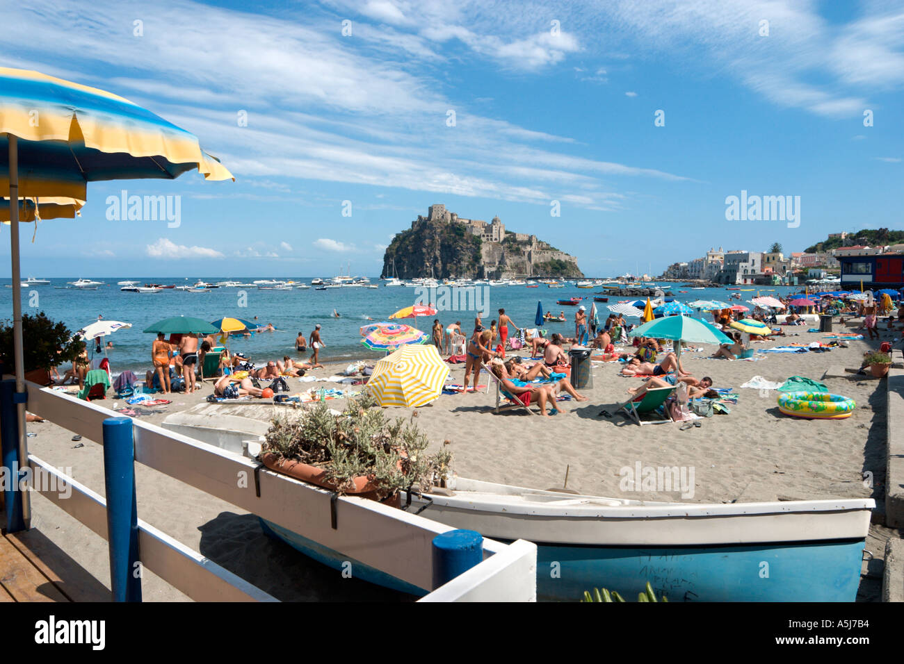 La plage à Ischia Ponte avec le Château Aragonais derrière, Ischia, Italie Banque D'Images
