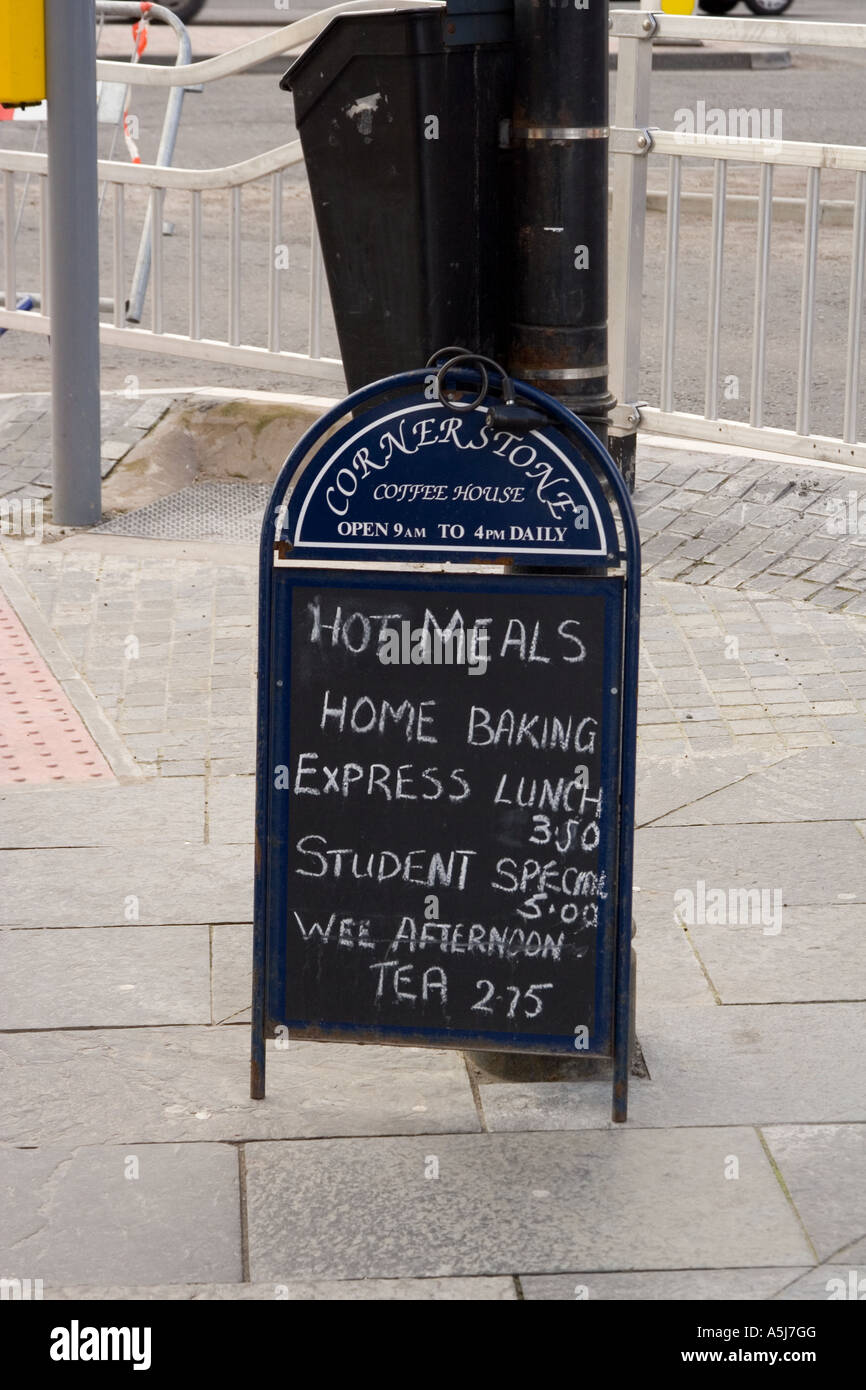 Pierre angulaire Café affiche son menu sur le trottoir en dessous d'un bac de litière le long de la Nethergate Dundee, Royaume-Uni Banque D'Images