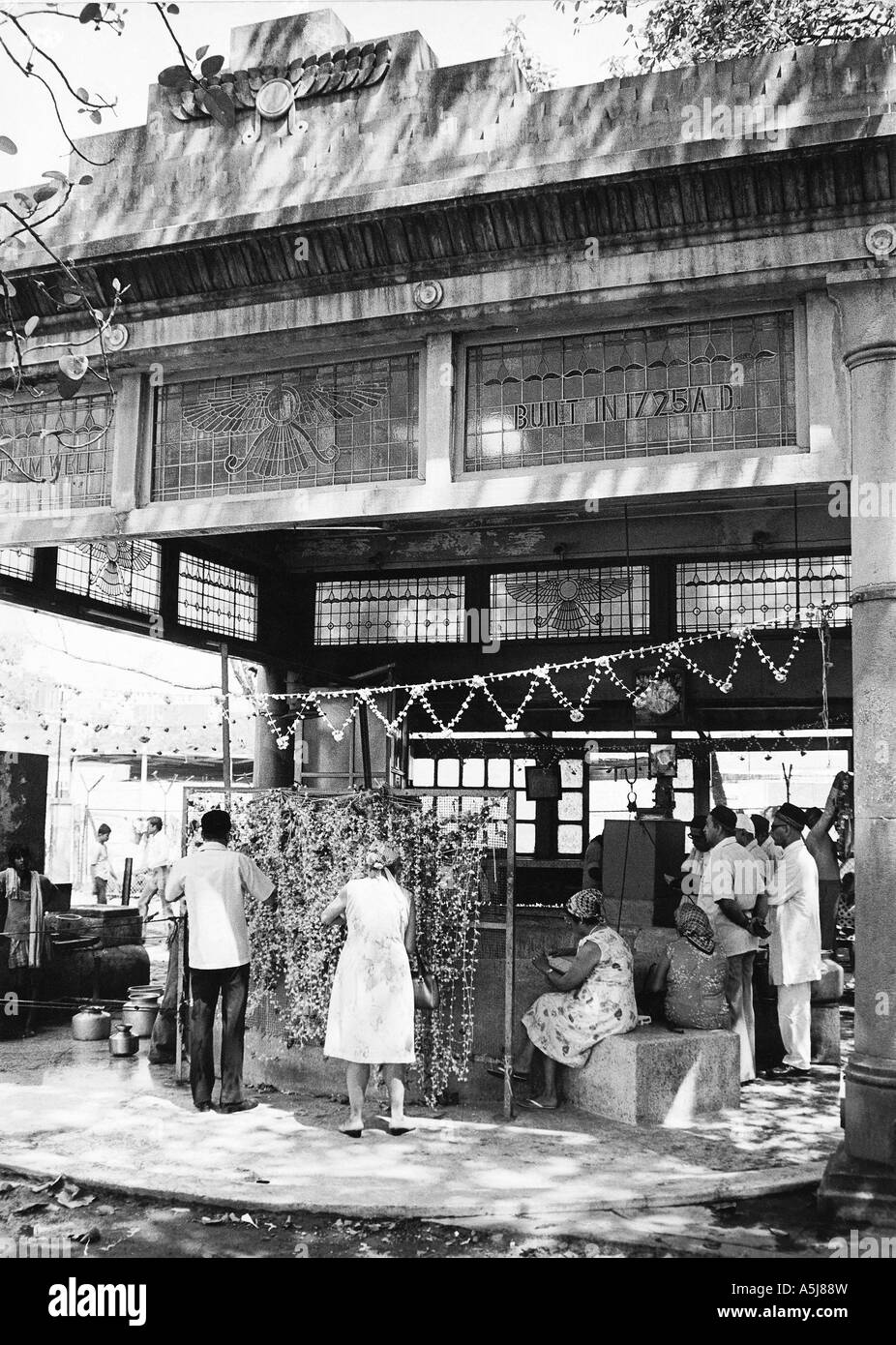 Site du patrimoine mondial de l'Bikha Behram bien à Mumbai avec vitraux Bombay Mumbai Inde Banque D'Images