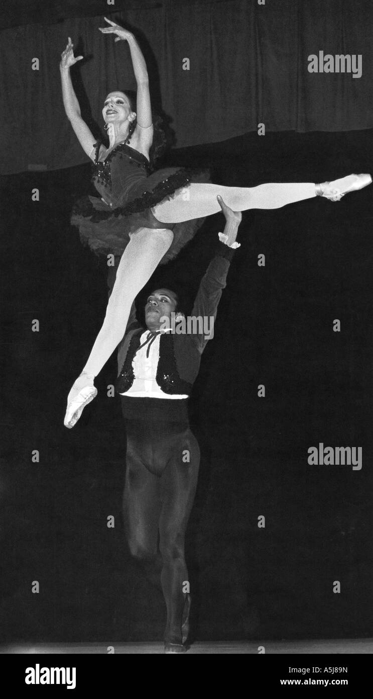 Ballet Dance homme tenant la femme sur le dessus pendant le spectacle de scène Banque D'Images