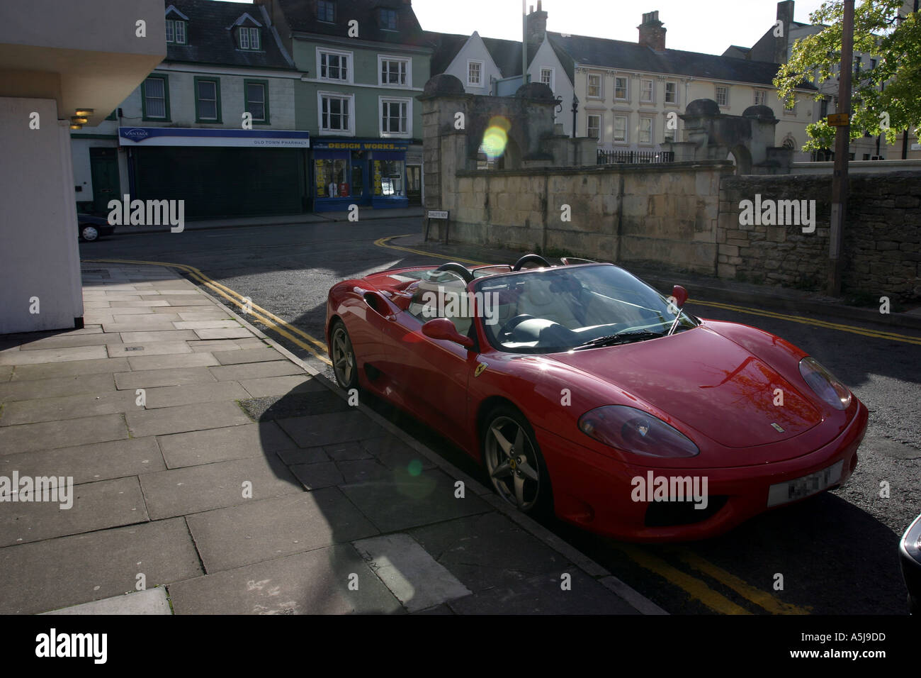 Ferrari garé sur double lignes jaunes Banque D'Images