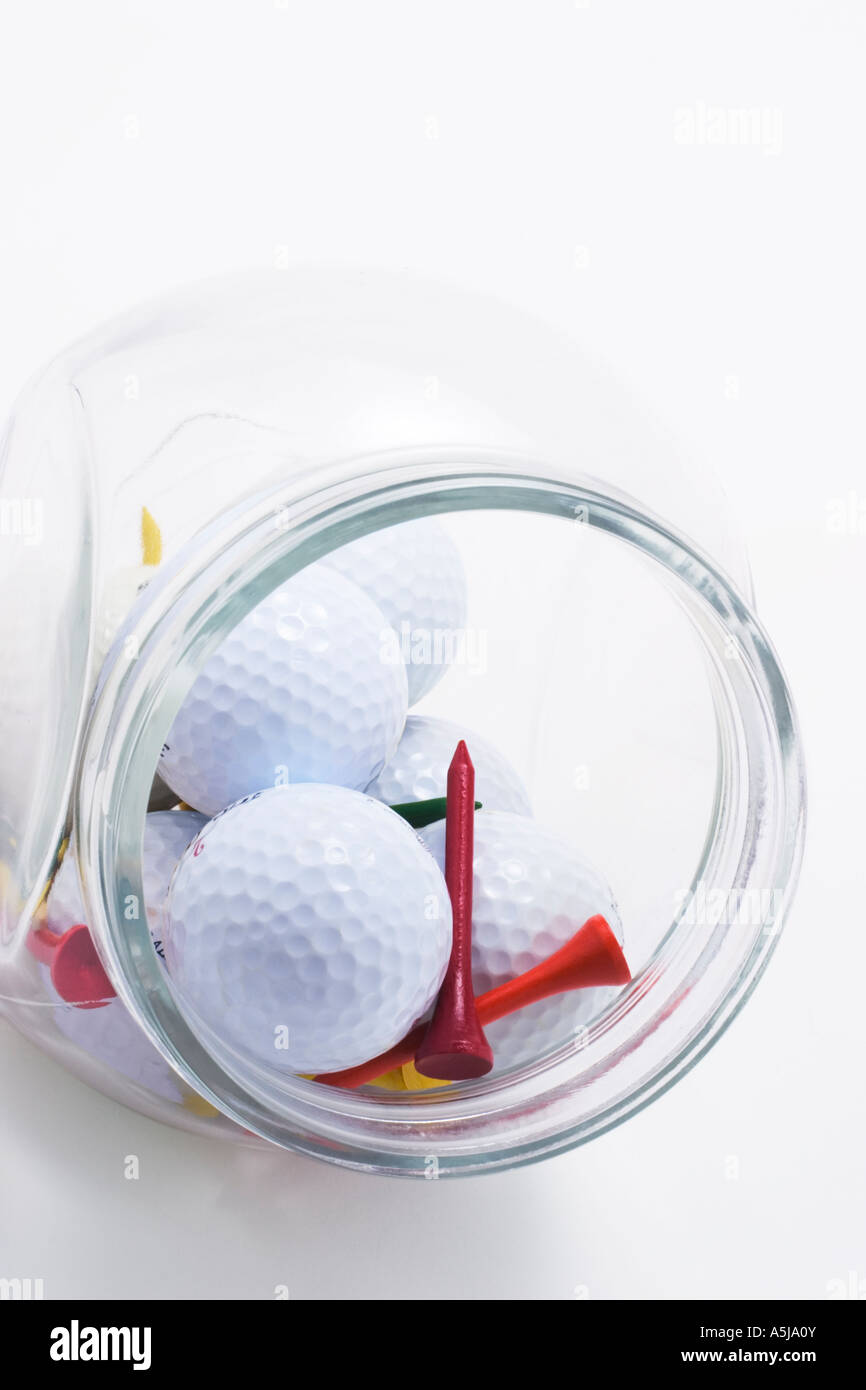 Balles de golf et tés dans un bocal en verre Photo Stock - Alamy