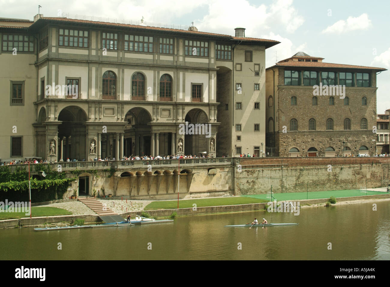 Galerie des Offices célèbre musée d'art italien sur Riverside rive nord du fleuve Arno à la plate-forme de lancement pour les rameurs Florence Toscane Italie Banque D'Images