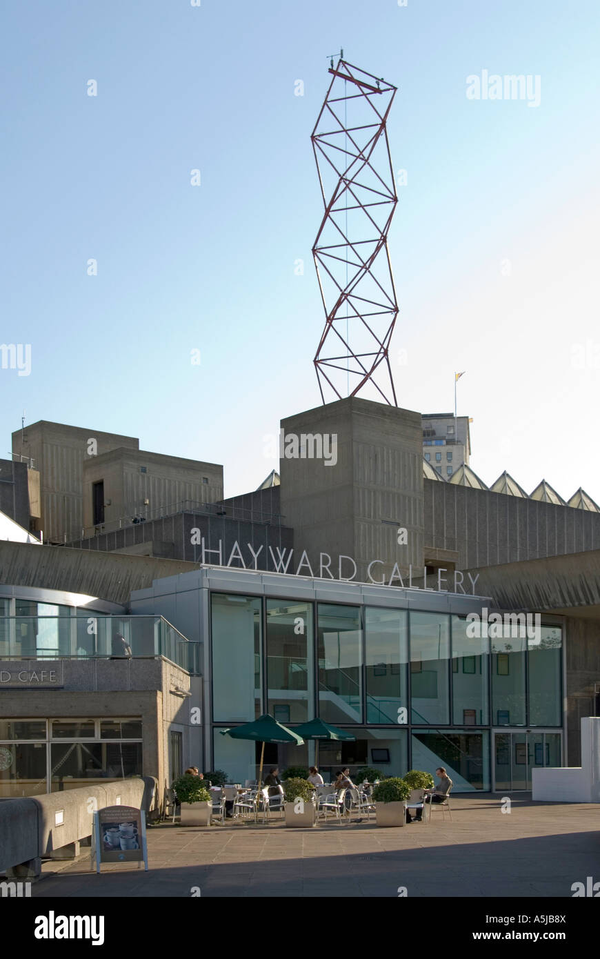 Hayward Gallery art & lieu tour éclairage du toit terrasse d'un café accessible partie de Southbank ou Rive Sud complexe artistique Lambeth London England UK Banque D'Images