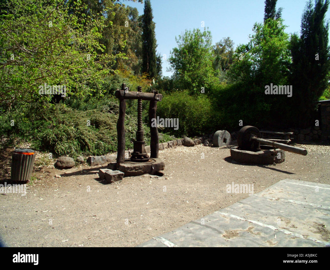 Une presse d'olive et moulin à farine dans un parc d'archéologie à Katzrin Banque D'Images