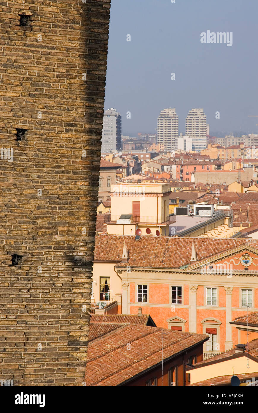 Torre Garisenda de Torre degli Asinelli, Bologne, Italie Banque D'Images