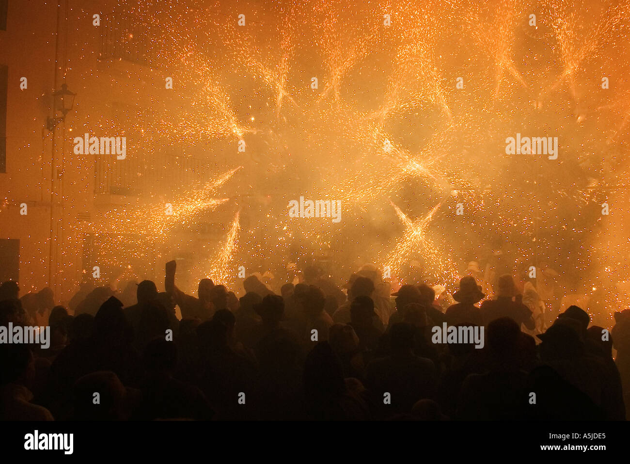 Un corrrefocs d'artifice fiesta en Espagne au cours d'une fiesta. Crédit photo : Brian Hickey/Alamy Banque D'Images