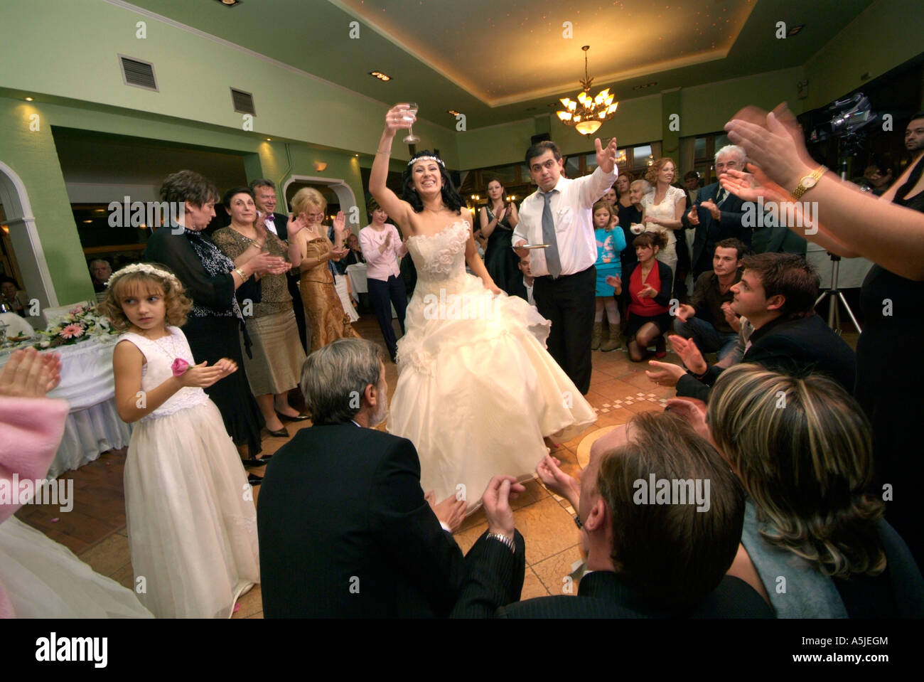 Faire un toast mariée après une danse en solo lors d'une réception de mariage Grec Banque D'Images