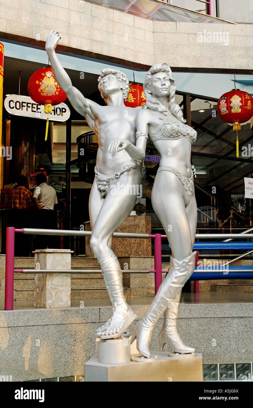 HMA102722 statue d'argent de l'homme et de la femme au cours de l'Alcazar Show à Bangkok Thaïlande Asie du sud-est Banque D'Images