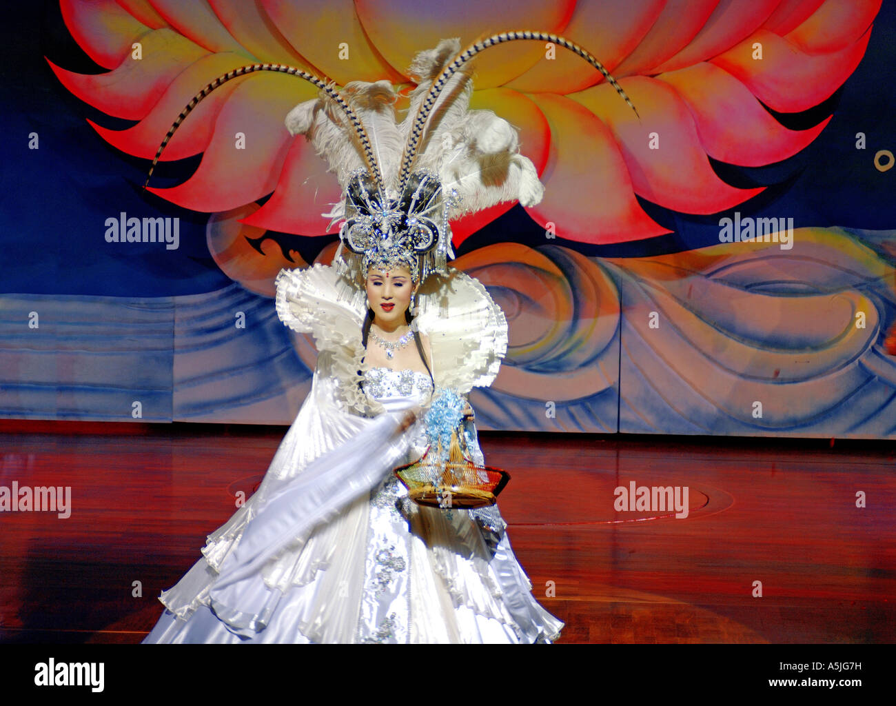 Une femme dansant sur scène pendant le spectacle Alcazar à Bangkok Thaïlande Asie du Sud-est Banque D'Images