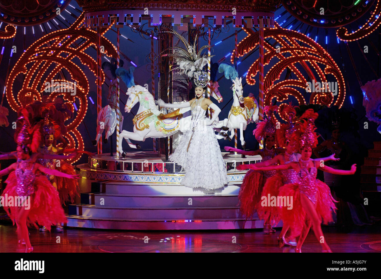 Des femmes dansant sur scène pendant le spectacle Alcazar à Bangkok Thaïlande Asie du Sud-est Banque D'Images