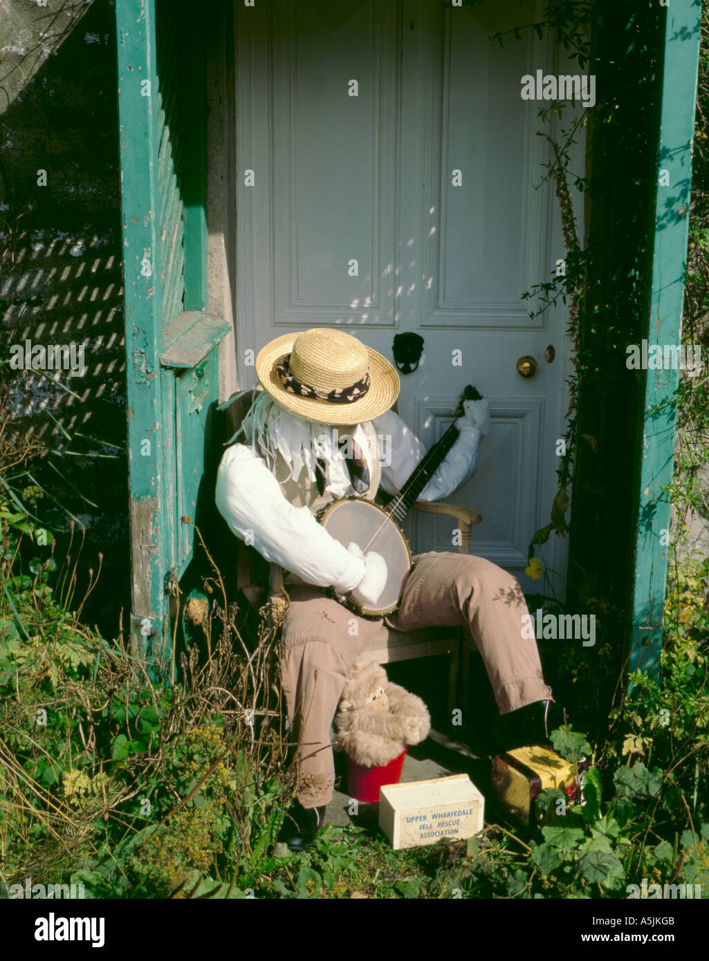 Le joueur de banjo, scarecrow Scarecrow Festival, Kettlewell, Wharfedale Yorkshire Dales National Park, North Yorkshire, Angleterre, Royaume-Uni. Banque D'Images