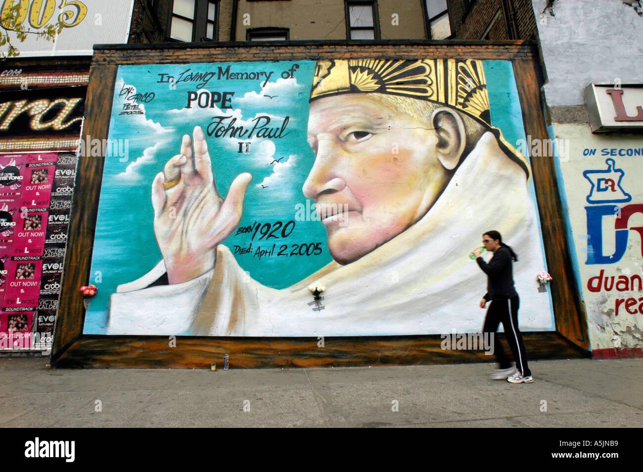 Une fresque dédiée à la mémoire du Pape Jean Paul II sur un mur sur Houston Street dans le Lower East Side de New York Banque D'Images