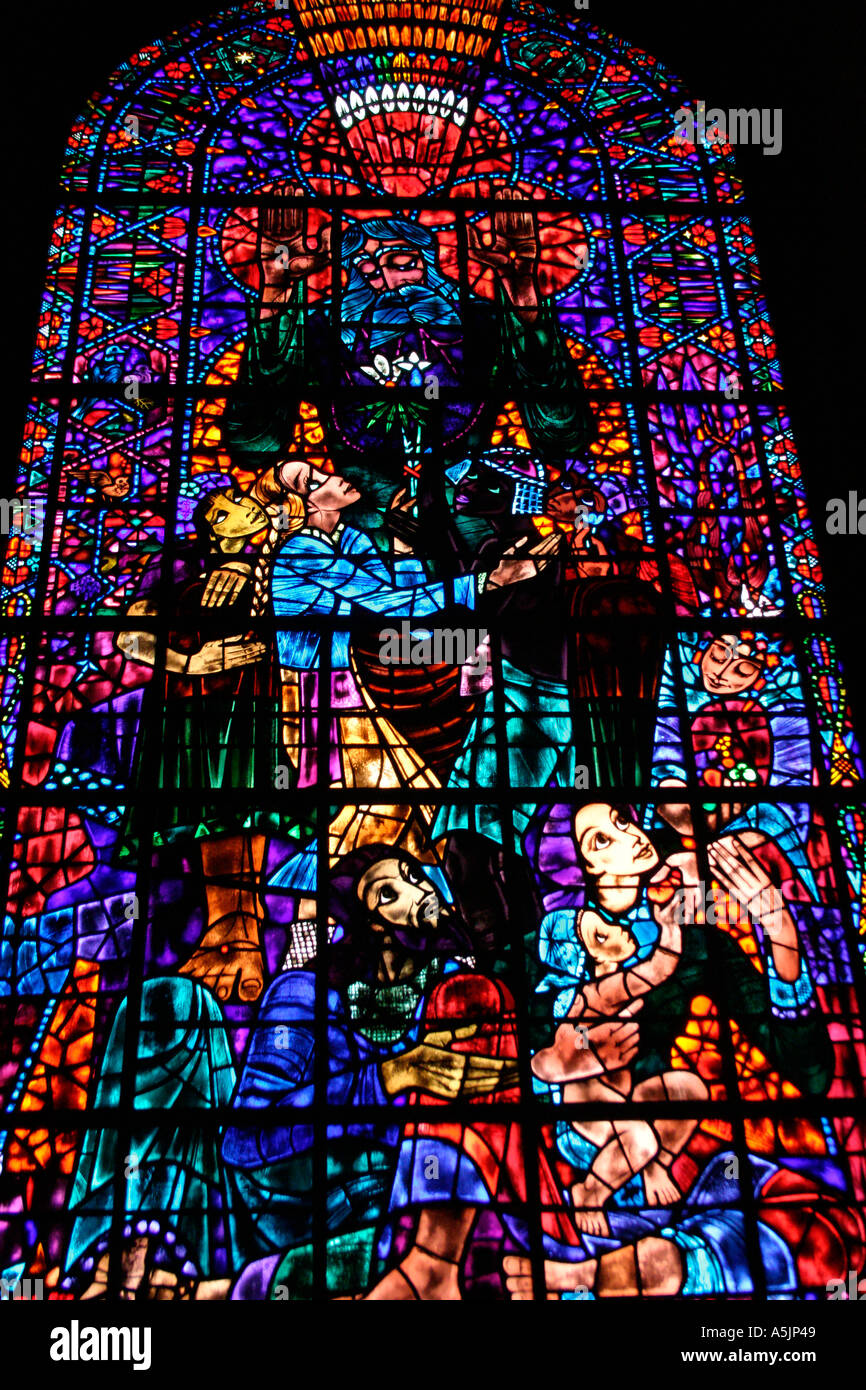 Vitrail représentant la paix entre les nations du monde par Ervin Bossanyi (1956) La cathédrale de Canterbury Banque D'Images