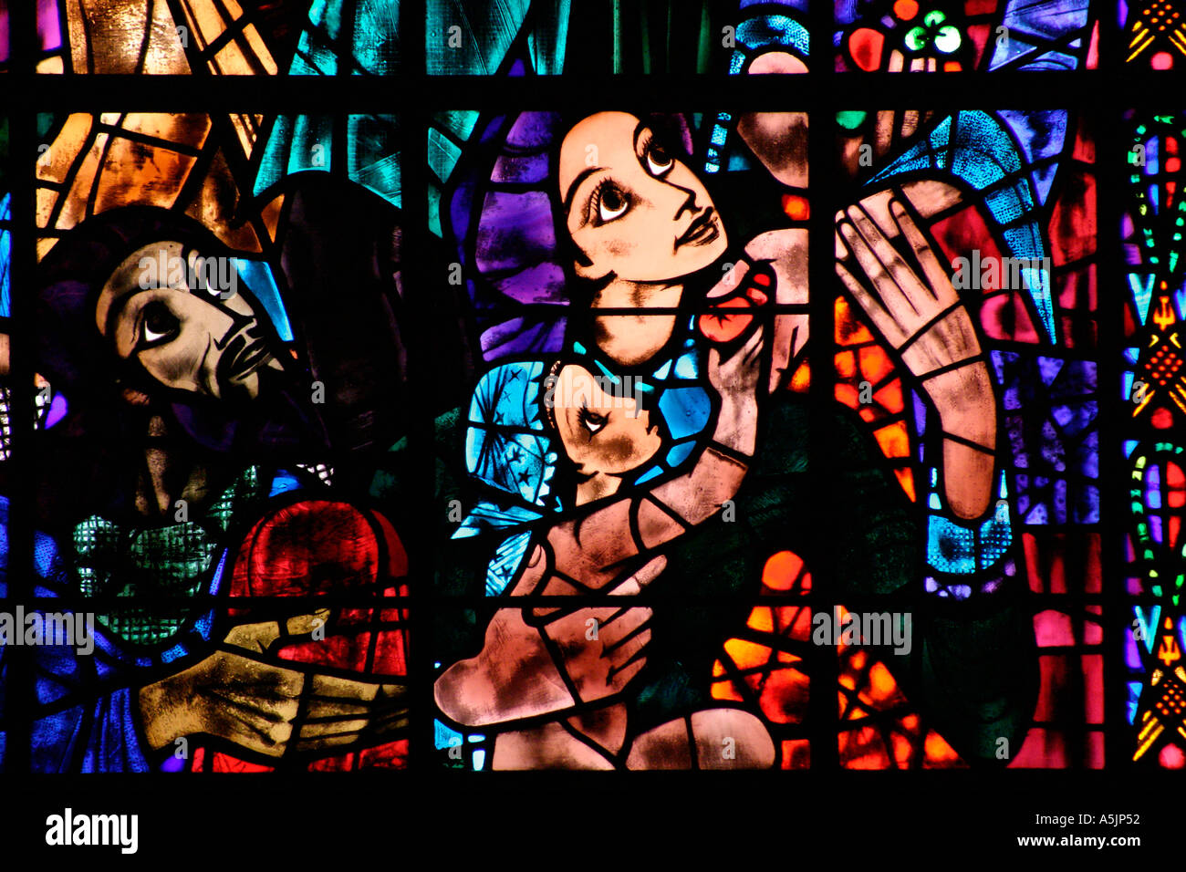 Vitraux d'Ervin Bossanyi représentant la paix parmi les nations du monde Cathédrale de Canterbury Banque D'Images