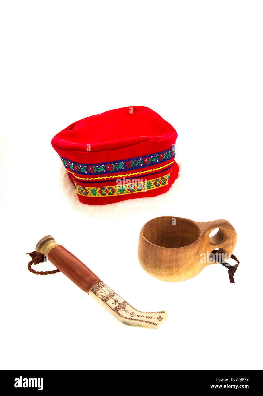 Sami traditionnel couteau gaine hat et tasse de bois du nord de la Suède Banque D'Images