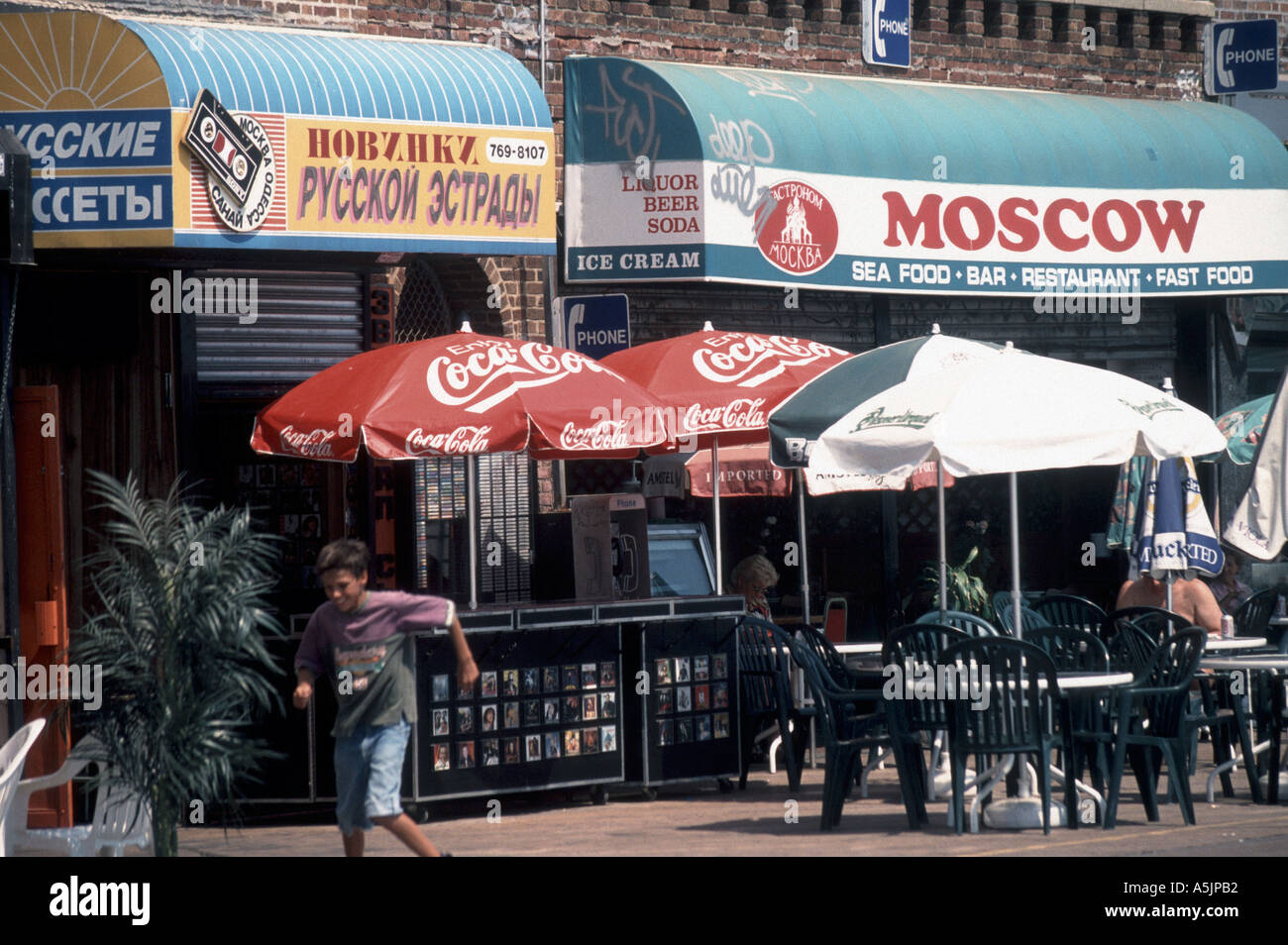 Les entreprises russes le long de la promenade de la plage de Brighton Brighton Beach La BROOKLYN Brooklyn est la section d'accueil de tant d'immigrants ukrainiens qu'il a été surnommé Little Odessa Banque D'Images