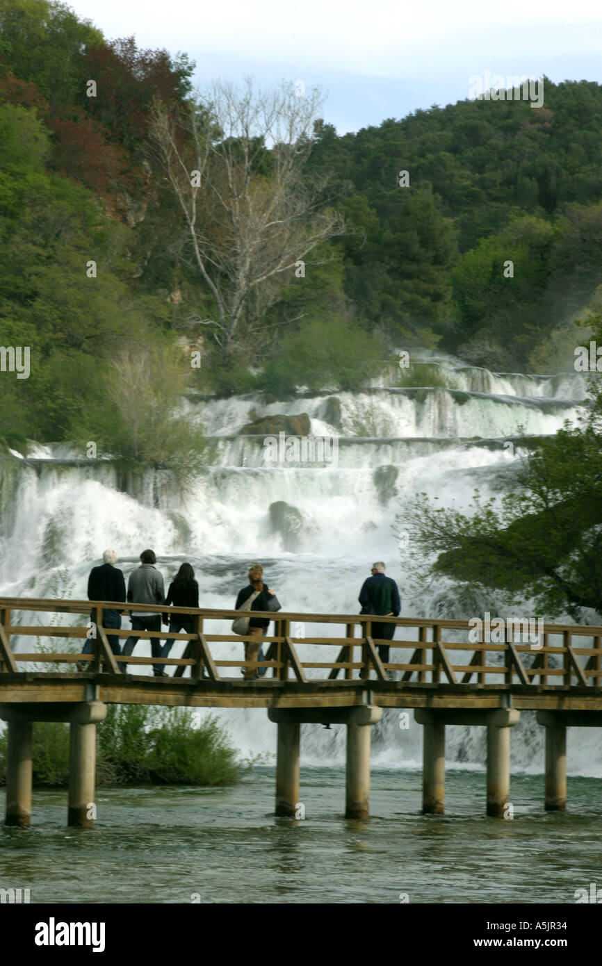 Chutes de Skradin avec pont de bois à travers la Croatie rivière Banque D'Images