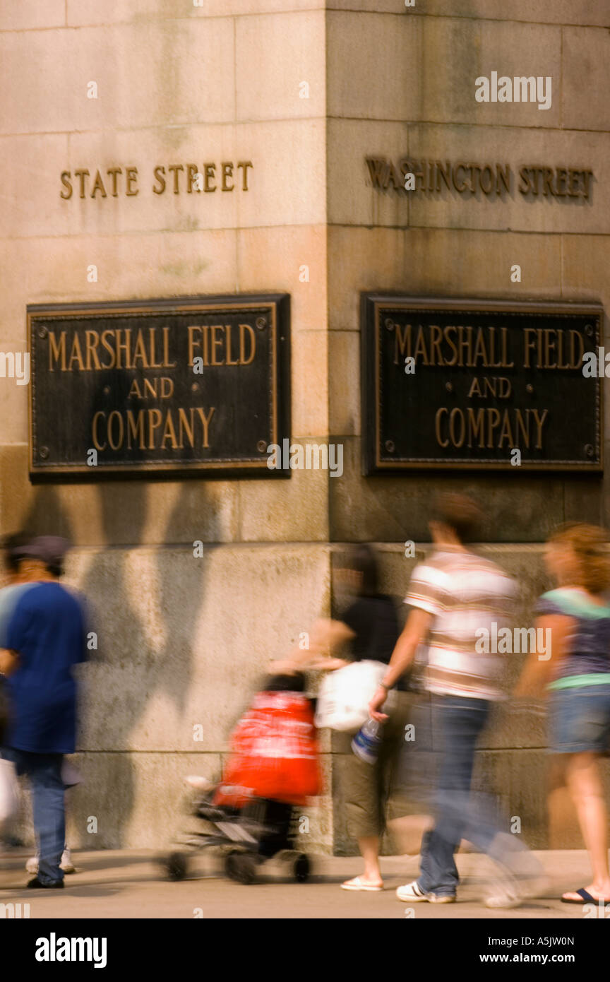 State Street shopping en face de Marshall Fields and Company à Chicago Illinois Banque D'Images