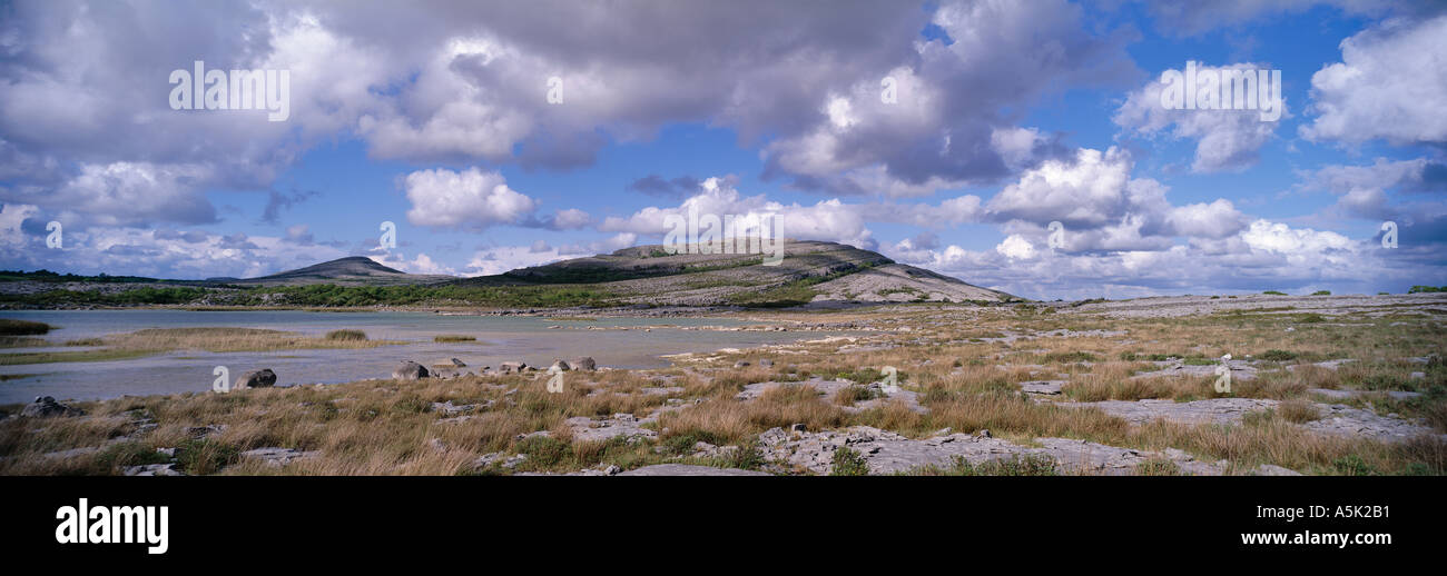 Au-dessus d'une imminente Mullaghmore lapiez le Burren Irlande Banque D'Images