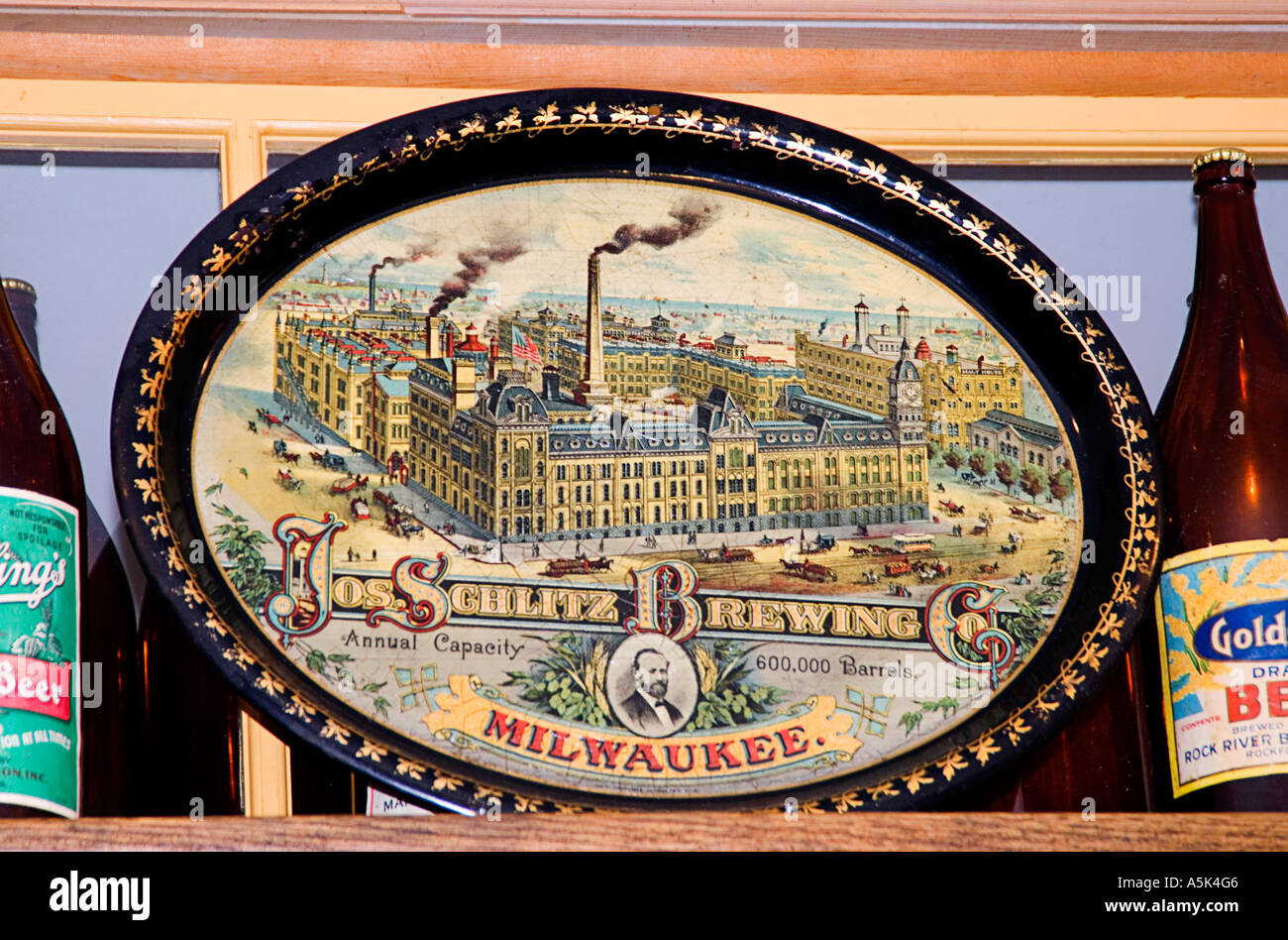 Le bac de bière Schlitz rares montrant des années 1800 et l'usine. Banque D'Images