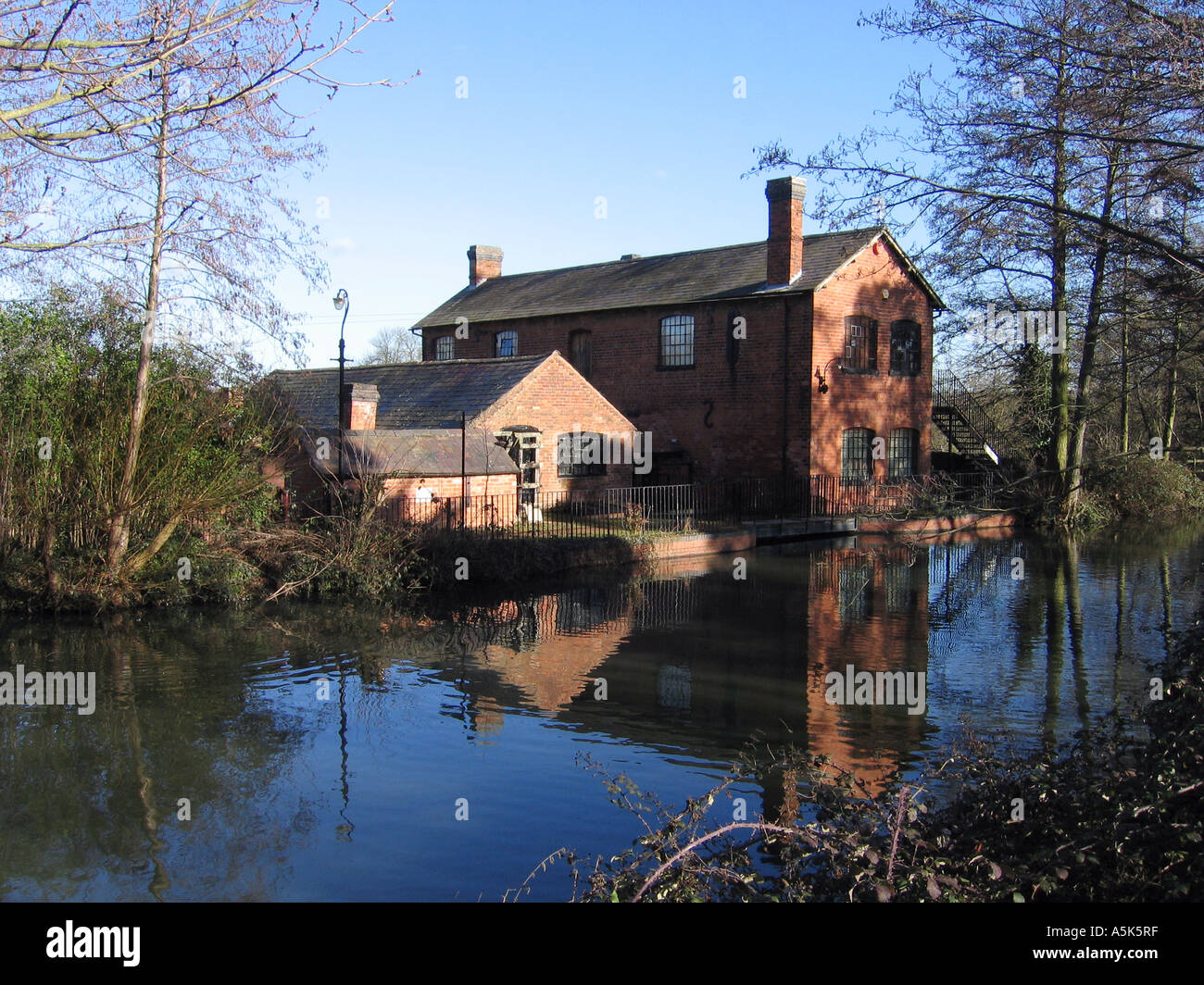 Mill Forge Musée de l'aiguille, Redditch, vue à travers le mill pond. Banque D'Images