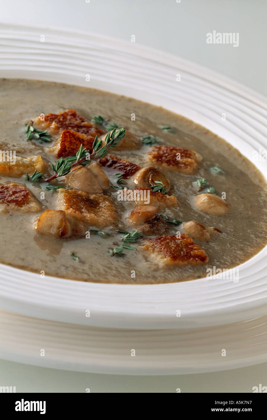 Soupe aux champignons épais avec herbes croûtons Banque D'Images