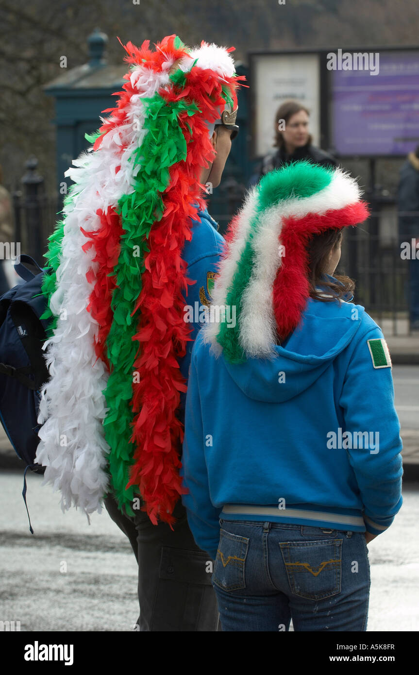 Italie rugby fans portant des coiffures de papier fantaisie dans des couleurs du drapeau italien Banque D'Images