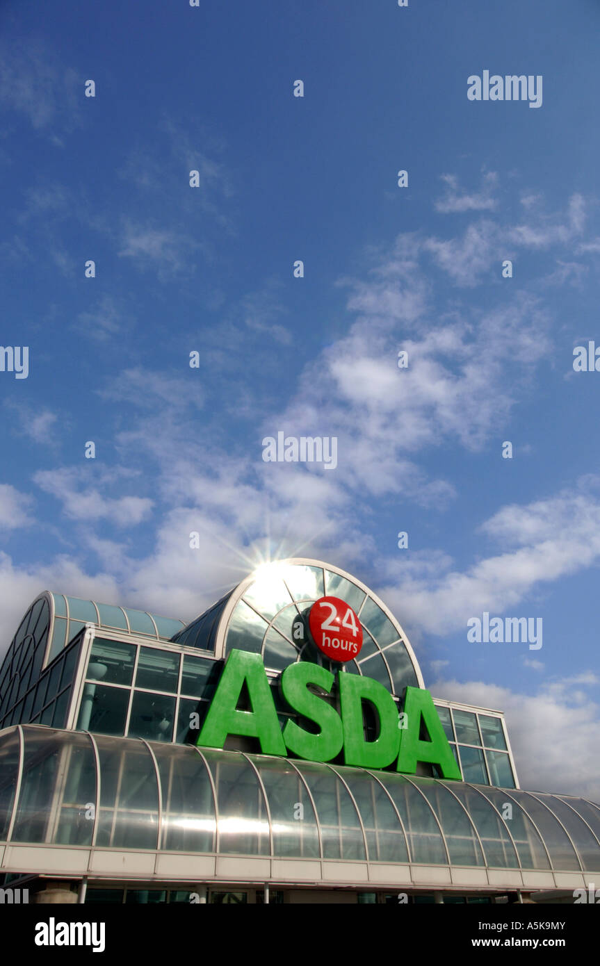 L'entrée d'un nouveau supermarché Asda ouverture 24h/24 avec un toit en verre Banque D'Images