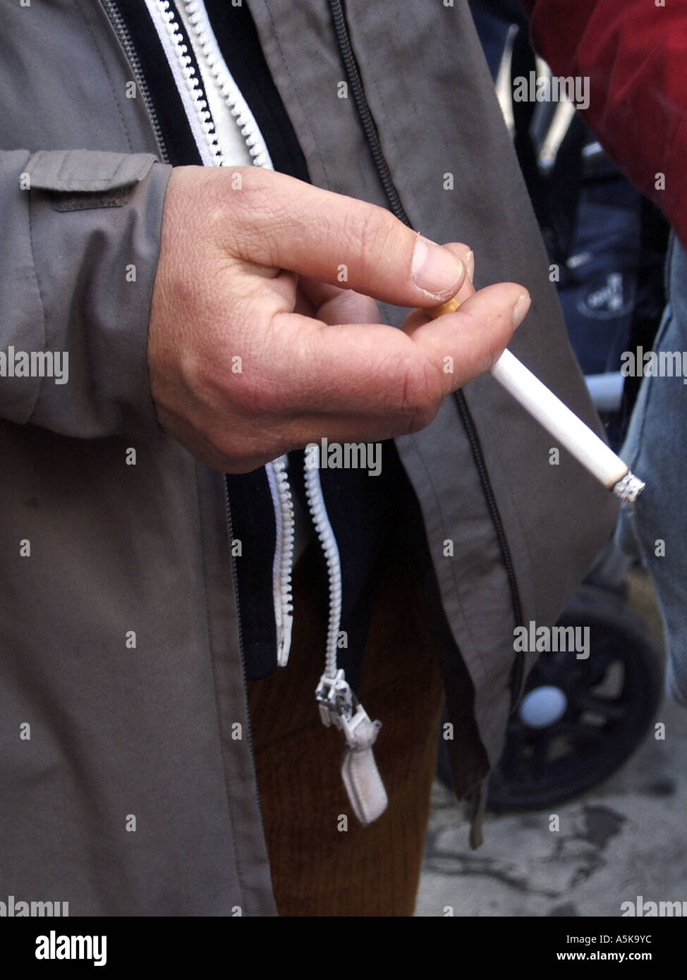 Fumeurs de cigarettes avec femme. Banque D'Images