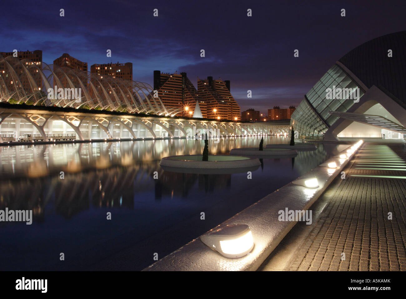 Valencia Espagne la nuit la Cité des Arts et des sciences complexe comprend l'Hemisferic cinéma IMAX Banque D'Images