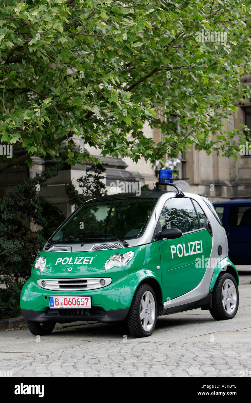 Smart voiture de police à Berlin Photo Stock - Alamy