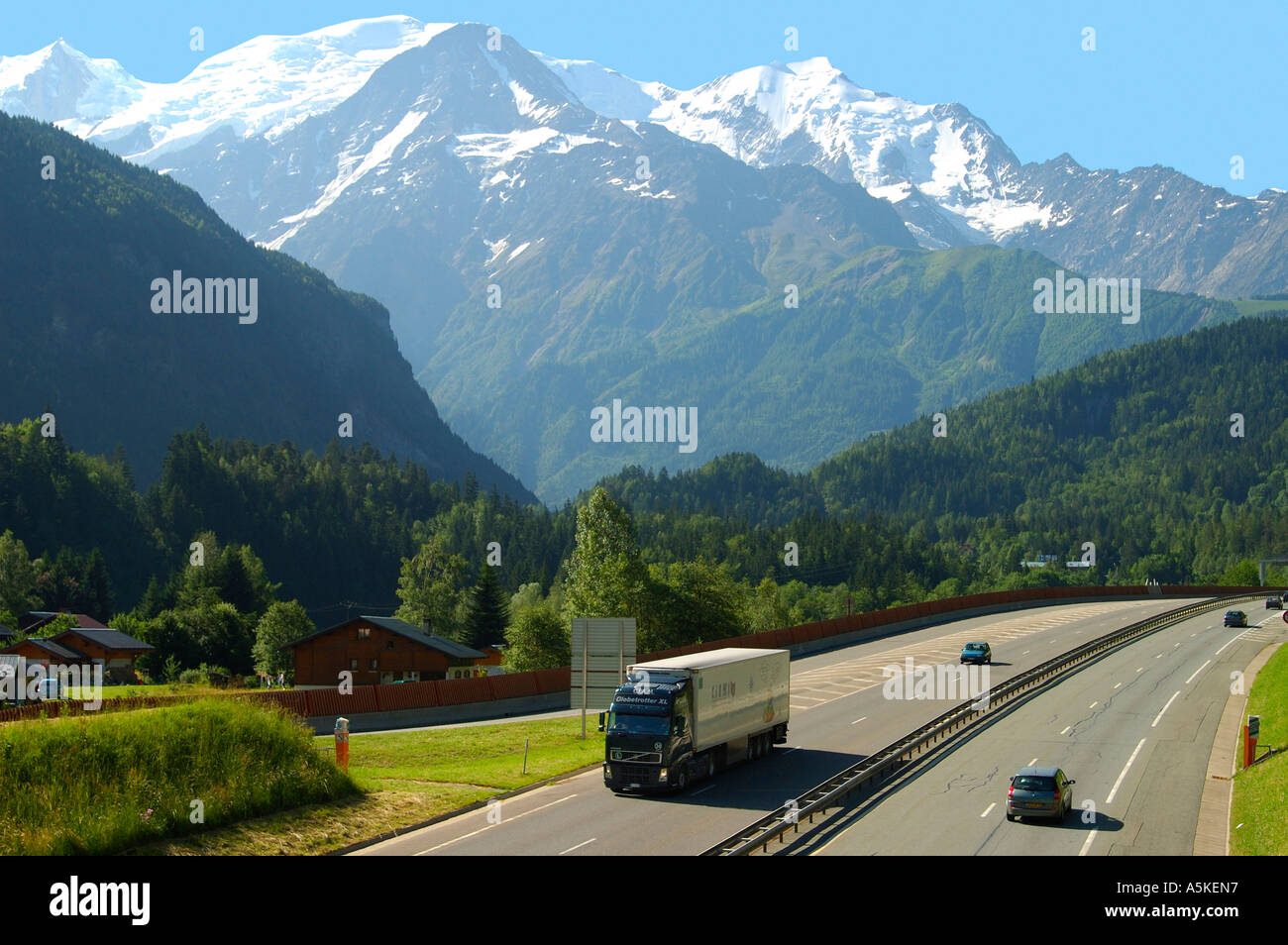 Le trafic sur l'autoroute en face du Mont Mont Blanc Autoroute Blanche E25 A40 Chamonix Haute Savoie France Banque D'Images