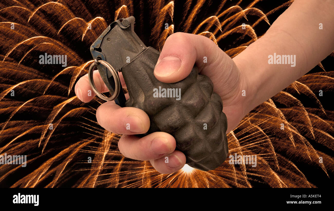 Main agrippant une grenade à main forme ananas familier M21 USA Historique de grenade qui explose dans des bandes de flame Banque D'Images
