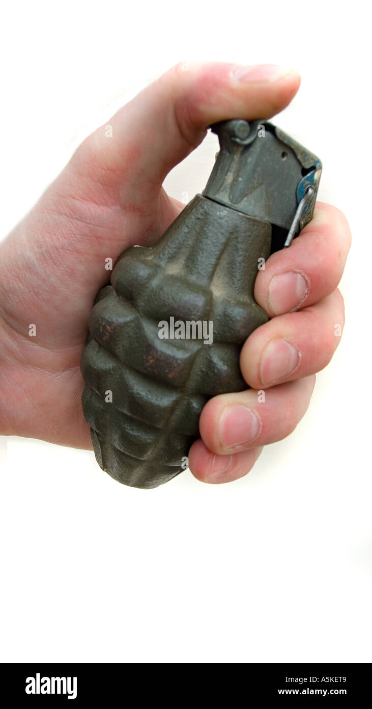 Main agrippant une grenade à main forme ananas familier M21 grenade fond blanc Banque D'Images