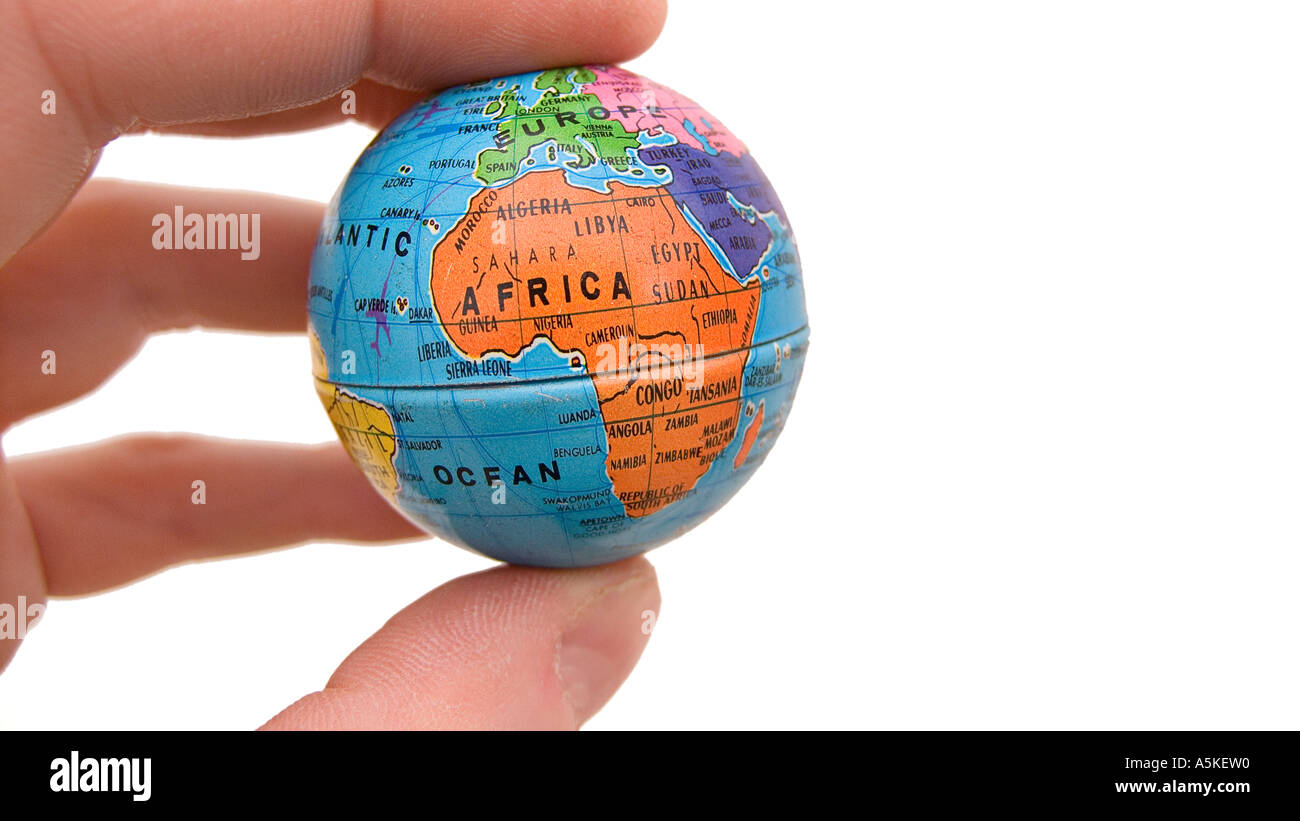 Petit globe de la planète Terre s'est tenue entre les doigts d'une main Afrique Amérique Centrale Banque D'Images