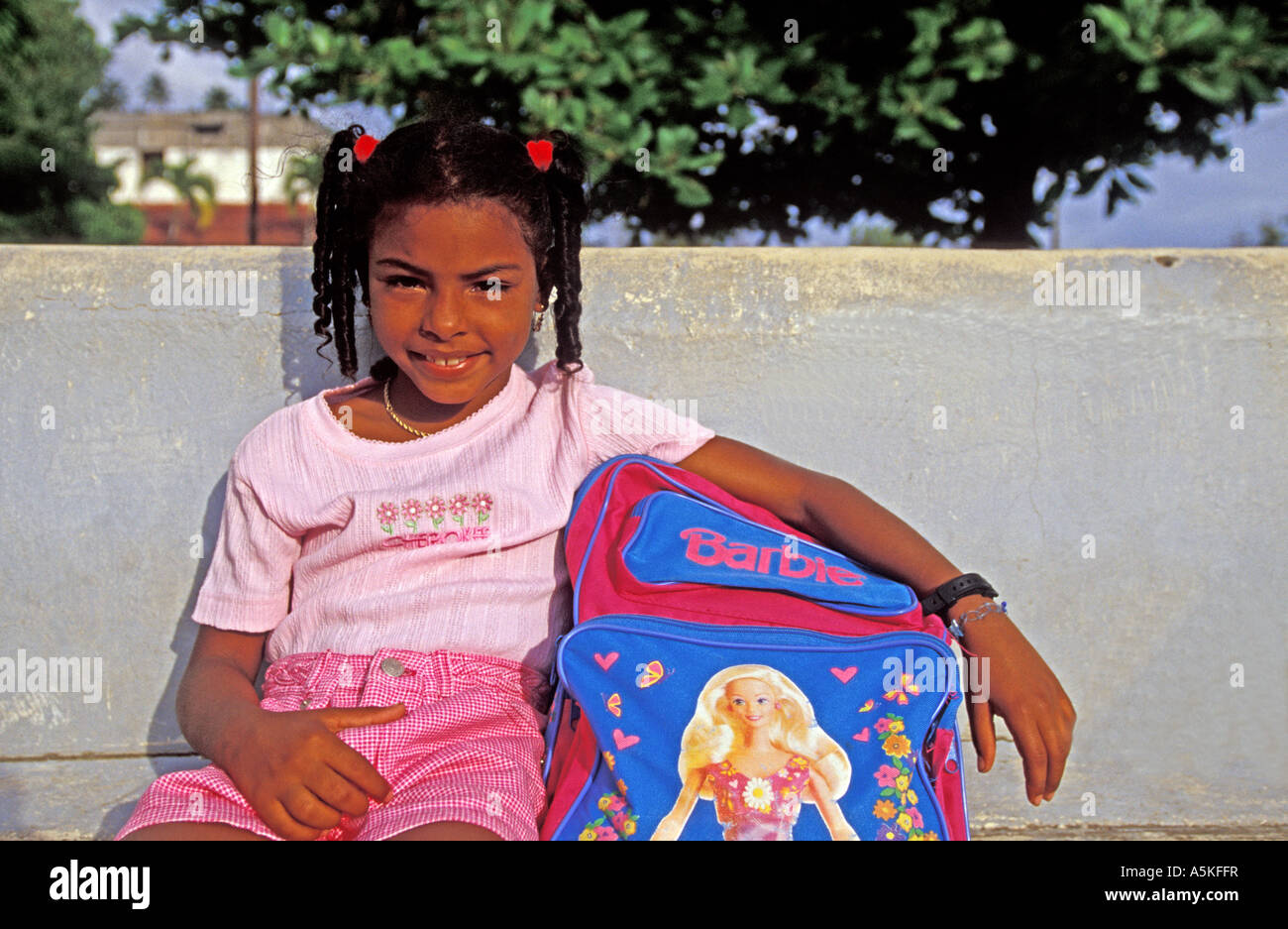 République dominicaine Samana Peninsula jeune fille avec sac à dos Barbie  Photo Stock - Alamy