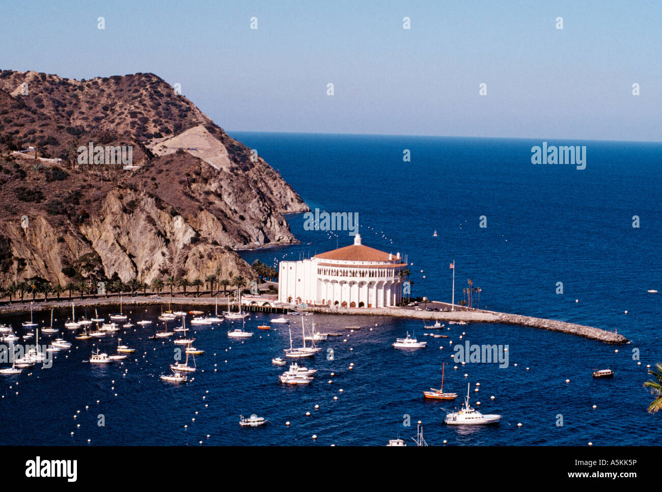 CA Santa Catalina Island Harbour Avalon et Casino à partir de la colline au-dessus de l'Inn sur Mt Ada Banque D'Images