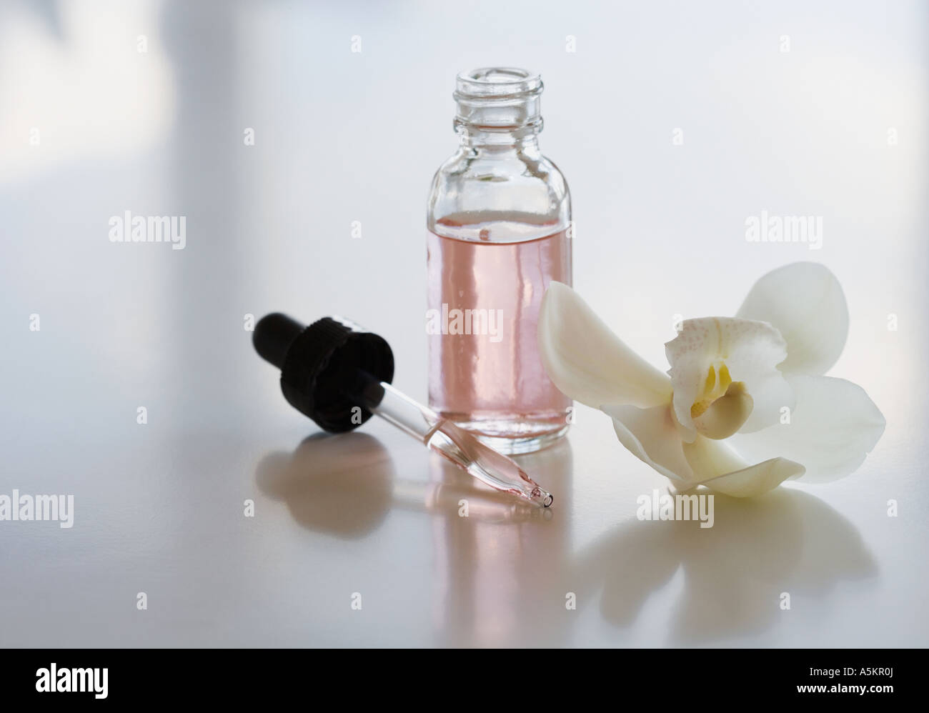 Close up of flower et bouteille d'huile Banque D'Images