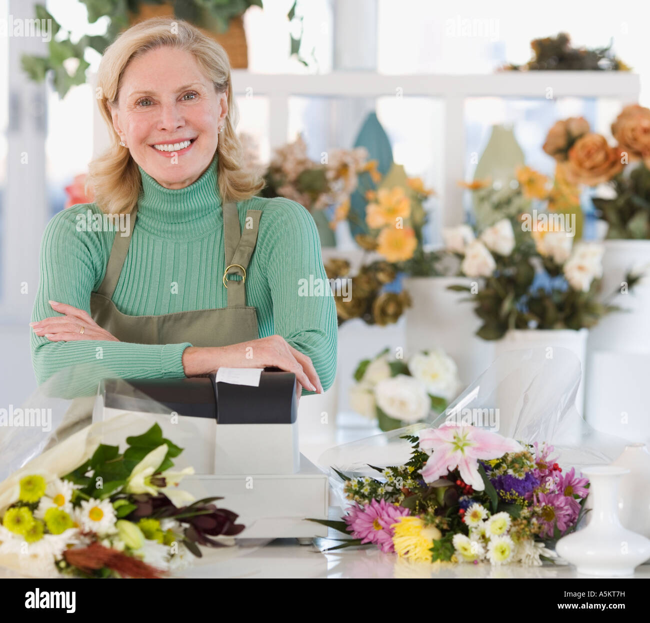 Portrait of female florist at cash register Banque D'Images
