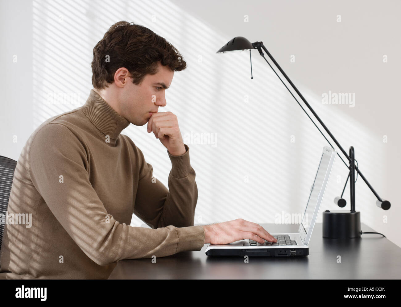 Businessman typing on laptop Banque D'Images