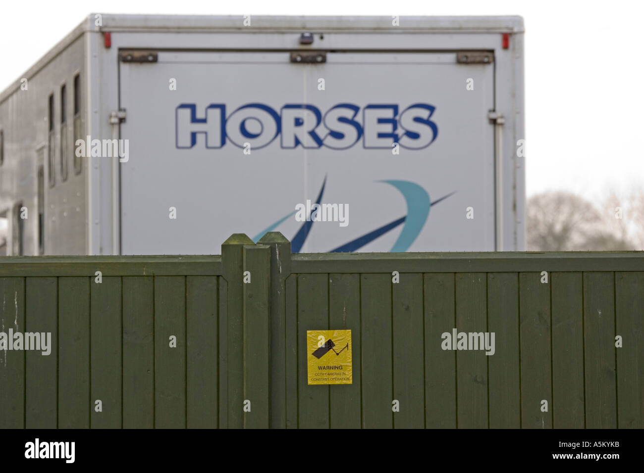Signe sur CCTV à la porte verrouillée de cour stable Banque D'Images