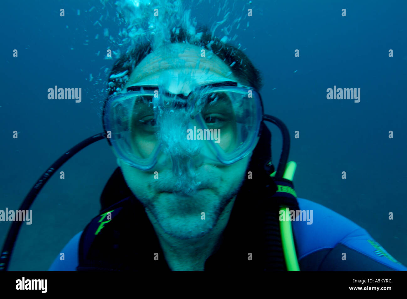 Scuba Diver expirant le régulateur d'air sans son près de l'Atoll d'Ari, îles Maldives. Banque D'Images