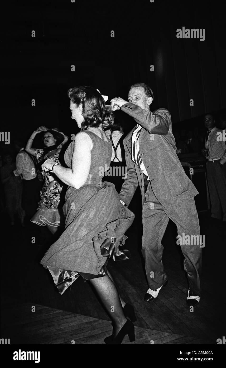 Danseurs faisant un jive lors d'une manifestation internationale à Hammersmith, Londres Banque D'Images