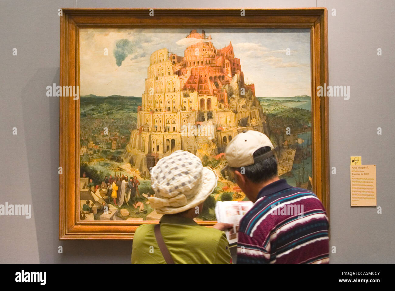 Les touristes admirent Tour de Babel peint par Pieter Brueghel l'ancien Beaux-arts Kunsthistorisches Museum de Vienne Autriche Banque D'Images