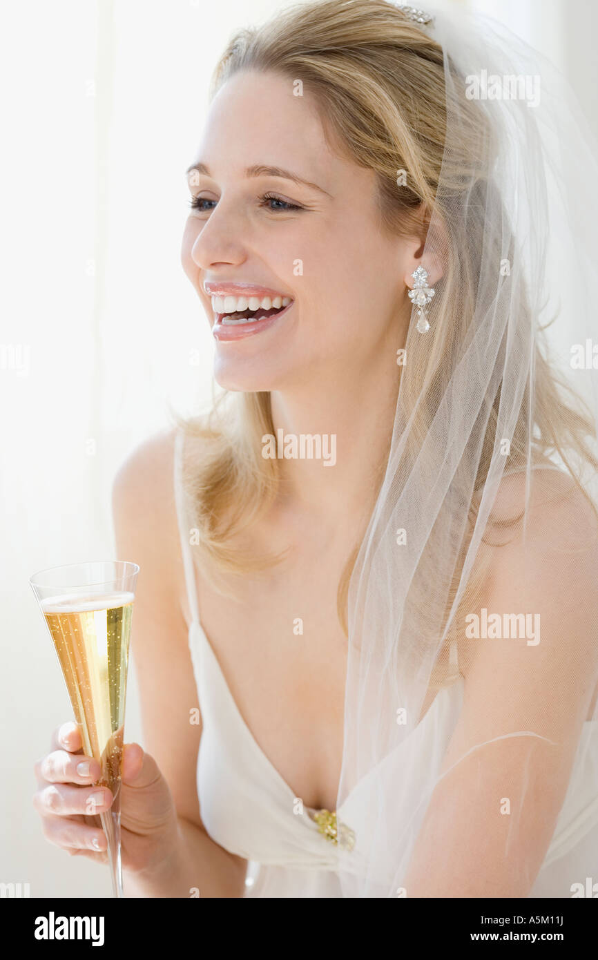 Bride drinking champagne Banque D'Images