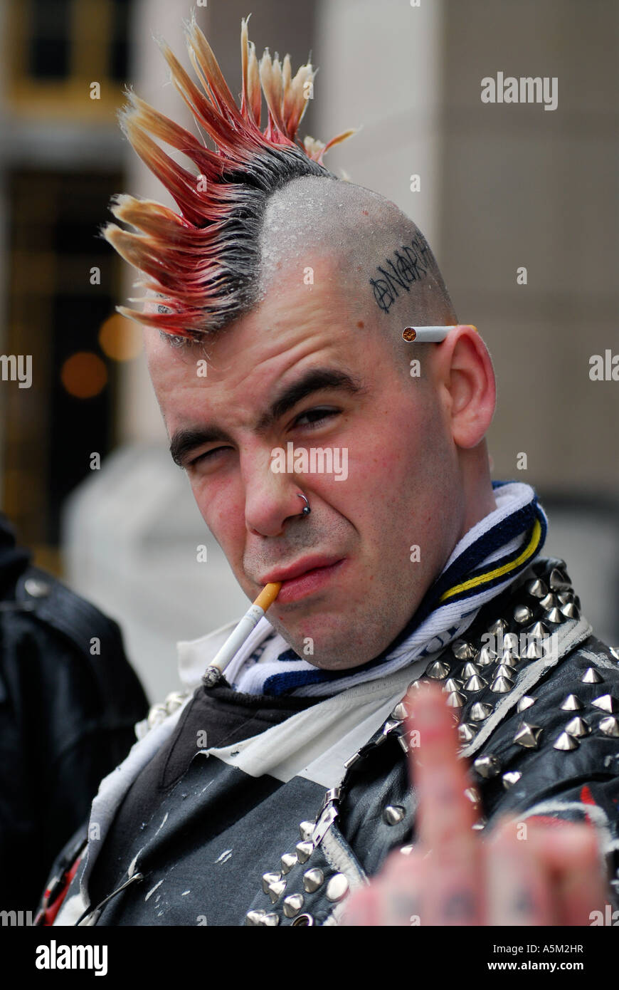 Portrait d'un punk avec le geste, Westminster, London UK Banque D'Images